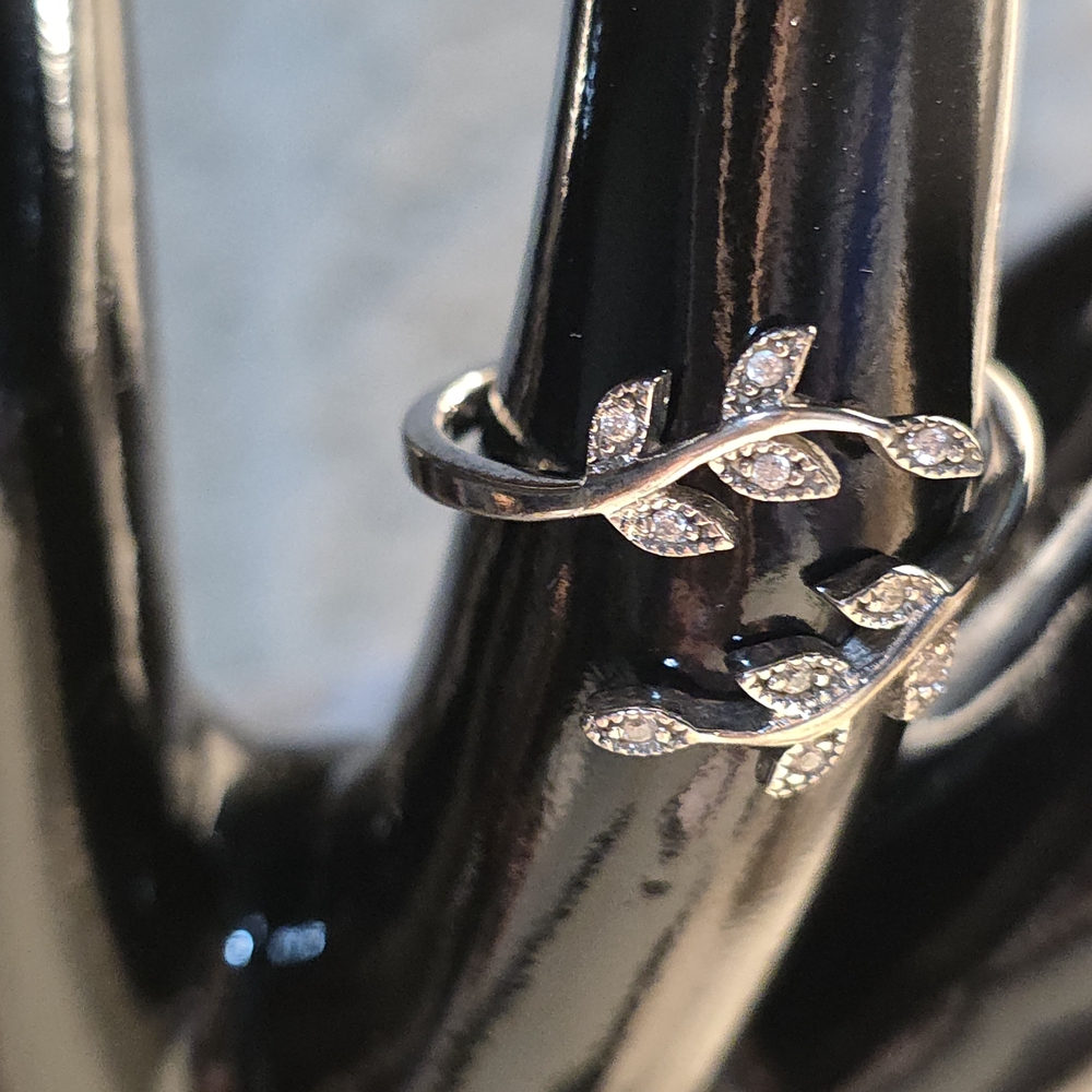Chic Silver Leaf Ring With Sparkling Accents - image 3